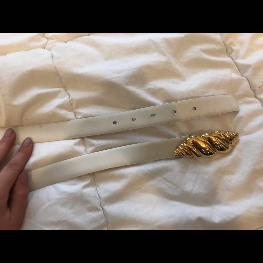 Arrinanto Gold buckle with white leather belt